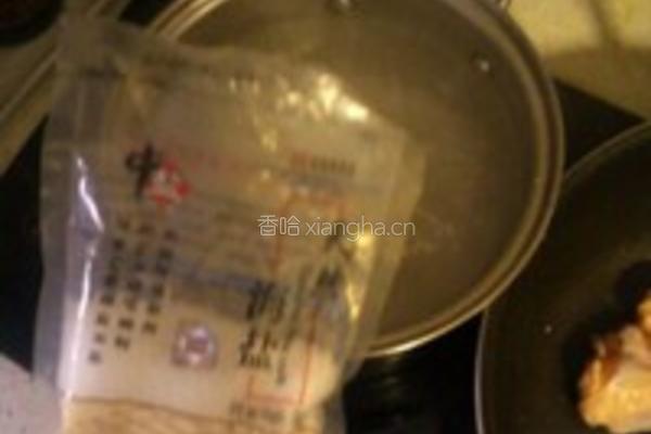 红烩鸡翅中配意面的做法图解2