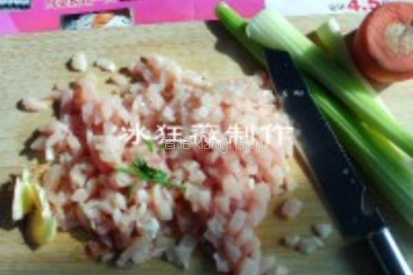 鸡肉蔬菜粥的做法图解1