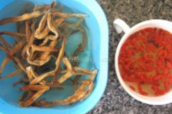 黄花菜蒸鳄鱼肉的做法图解1