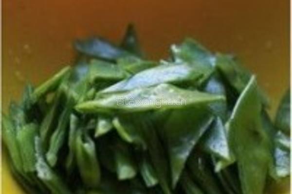 橄菜四季豆炒年糕的做法图解2