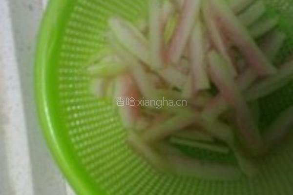 酸辣西瓜皮丝的做法图解2