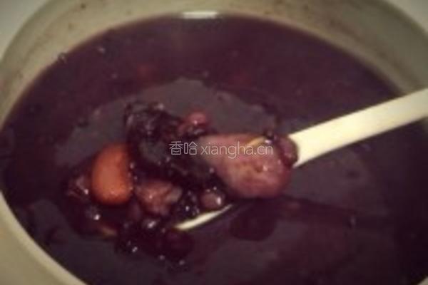 简单方便版之百合莲子红豆黑米粥的做法图解2