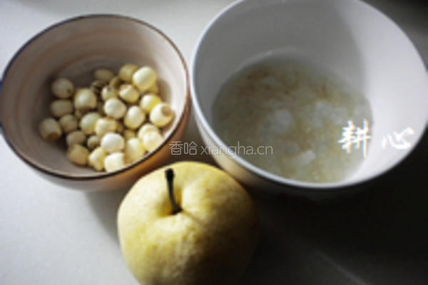蛤油莲子梨子糖水的做法图解1