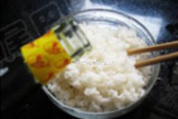 紫苏肉碎炒饭的做法图解1