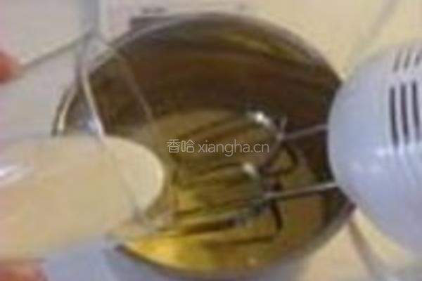 淋酱巧克力树莓蛋糕卷的做法图解3