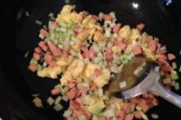 自创鸡蛋香菜火腿肠炒饭的做法图解2