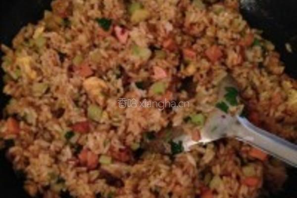 自创鸡蛋香菜火腿肠炒饭的做法图解4