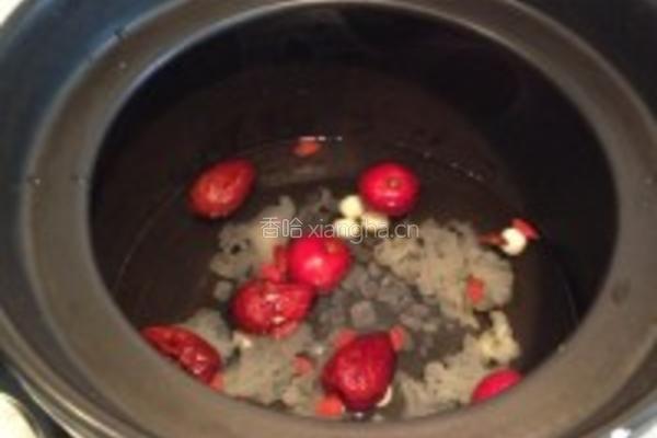 银耳冰糖山楂糖水的做法图解1