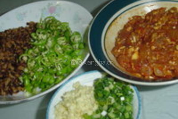 香菇鸡丁炒饭的做法图解1