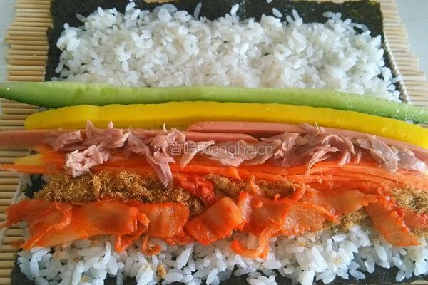 金枪鱼辣白菜紫菜包饭的做法图解8