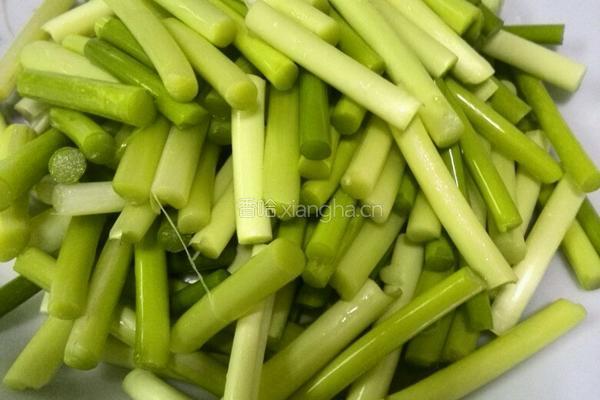 家常蒜苔炒五花肉的做法图解2