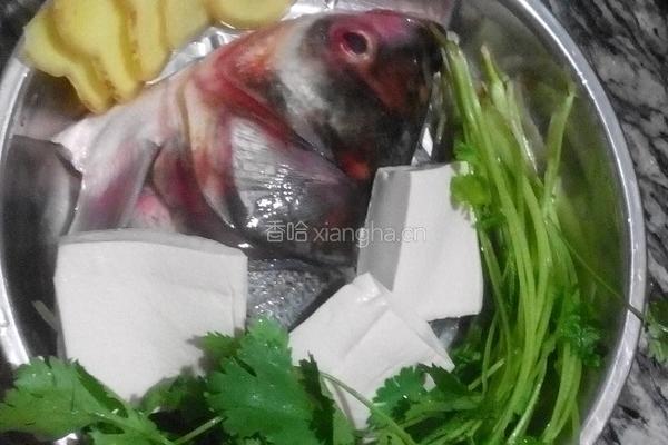 芫茜鱼头豆腐汤的做法图解1