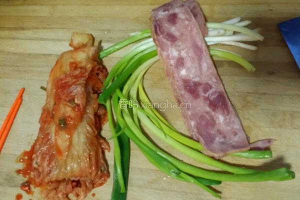 培根辣白菜炒饭的做法图解1