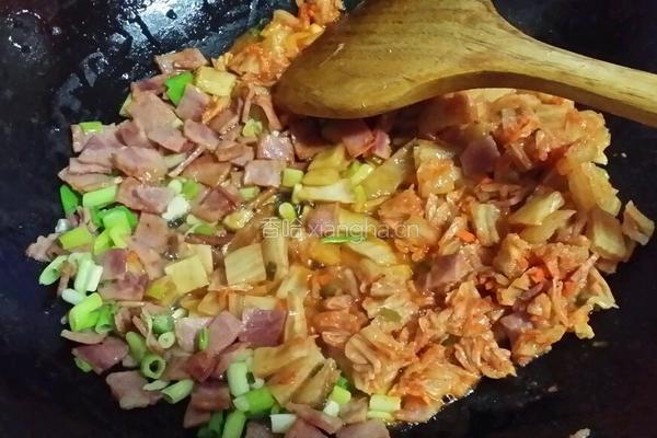 培根辣白菜炒饭的做法图解3
