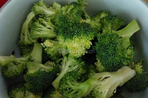 麻酱西兰花的做法图解1