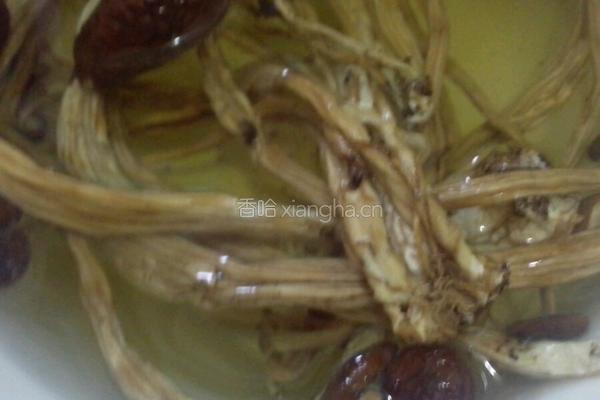茶树菇炖鸡汤的做法图解1