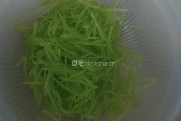 凉拌莴笋的做法图解1