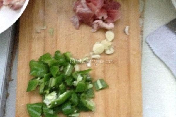 肉片鸡腿菇的做法图解2
