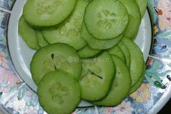 黄瓜鸡蛋豆腐汤的做法图解2
