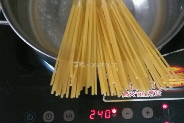 西红柿鸡蛋意面的做法图解1