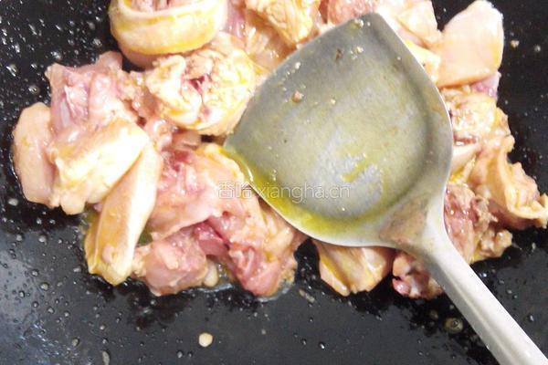 豇豆烧鸡肉的做法图解1