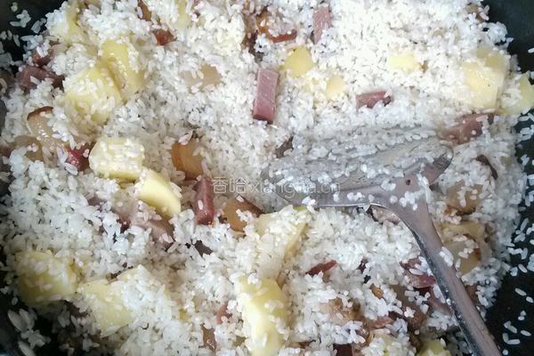 腊肉土豆糯米饭的做法图解6