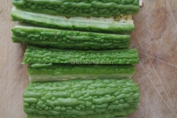 凉拌苦瓜黑木耳的做法图解1
