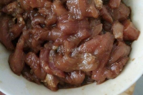 绿豆芽炒肉的做法图解1