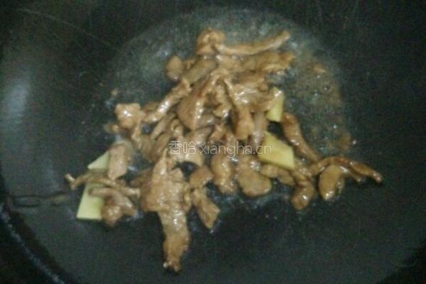 绿豆芽炒肉的做法图解2