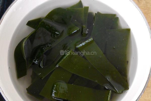 海带排骨汤的做法图解2