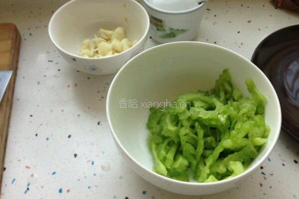 清炒苦瓜的做法图解1