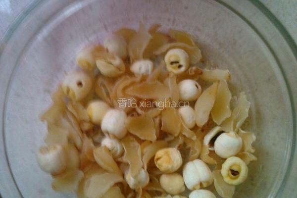 雪梨银耳养颜羹的做法图解1