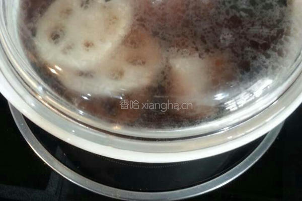 养身黑豆莲藕肉骨汤的做法图解4