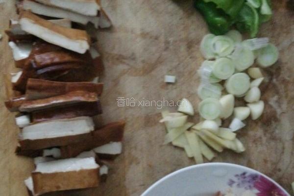香干回锅肉的做法图解1