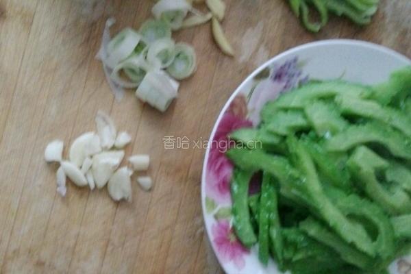 虾仁肉末炒苦瓜的做法图解3