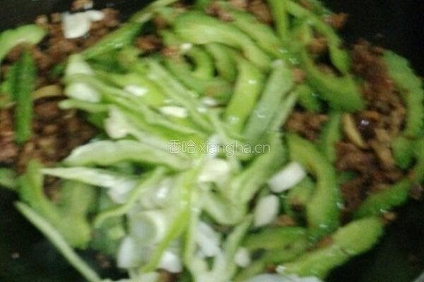 虾仁肉末炒苦瓜的做法图解6