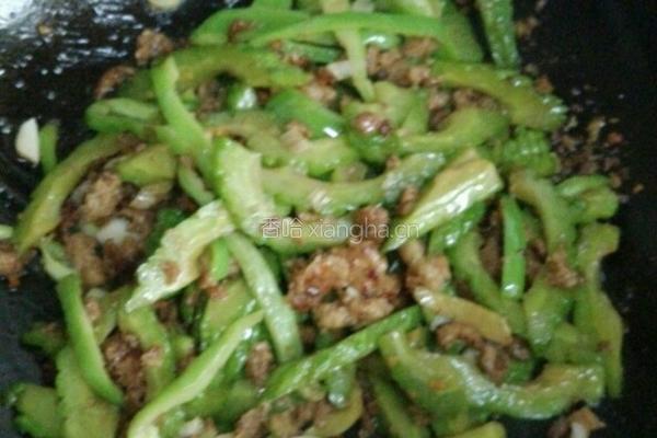 虾仁肉末炒苦瓜的做法图解7