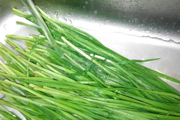 韭菜馅饼的做法图解1