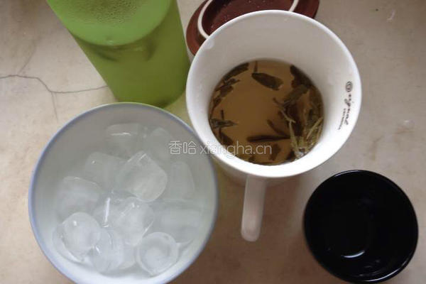 冰绿茶的做法图解1