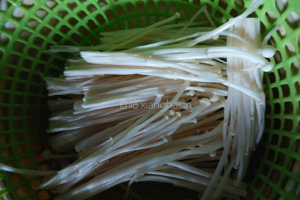 蛋煎金针菇的做法图解1