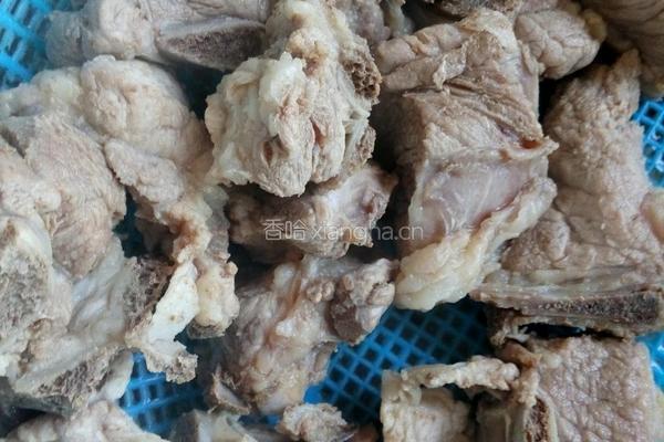 土豆烧排骨的做法图解1