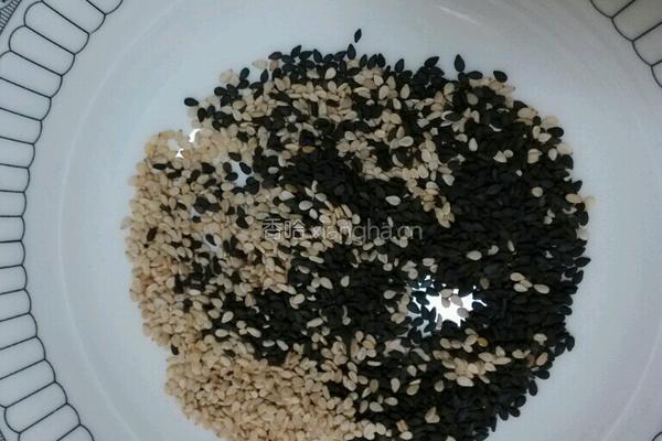 黑芝麻紫薯饼干的做法图解1