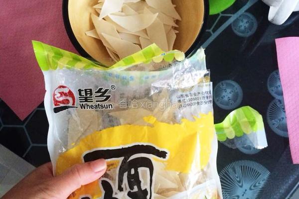 鸳鸯面片配鱿鱼汤的做法图解1