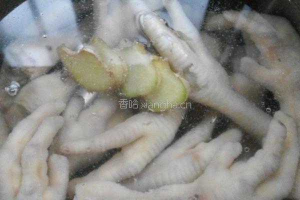鸡脚莲藕菌菇汤的做法图解3