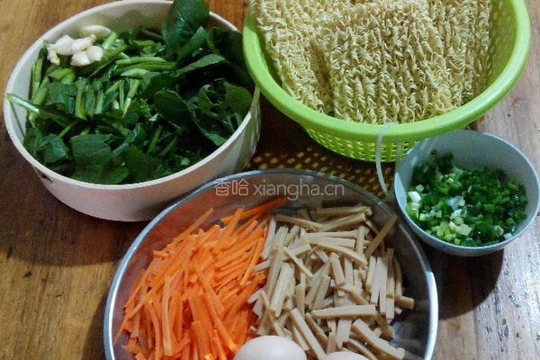 鸡肉火腿肠炒面的做法图解1