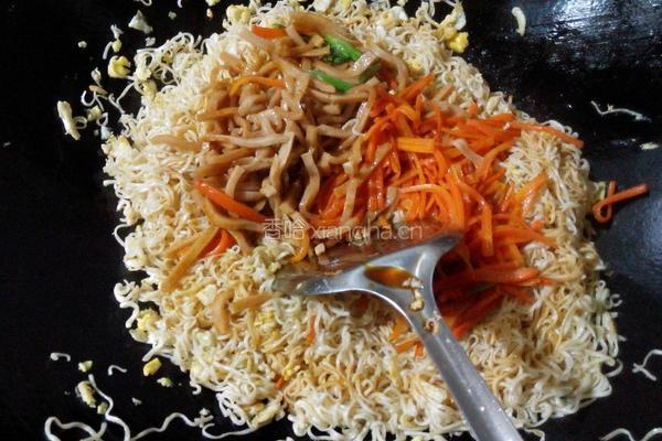 鸡肉火腿肠炒面的做法图解5
