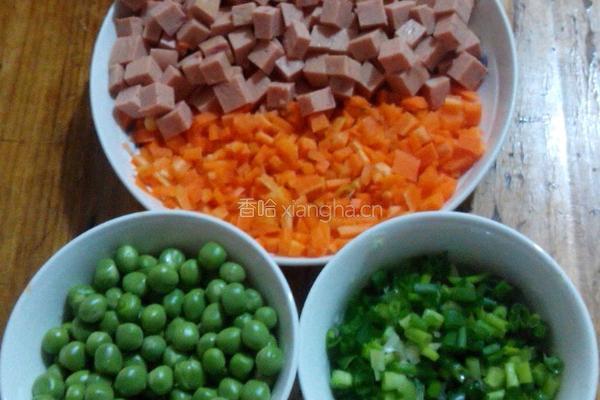 青豆炒饭的做法图解1