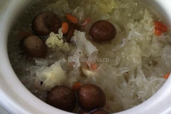虞氏桂圆莲子银耳汤的做法图解1
