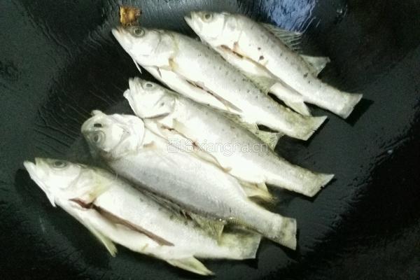 小芦鱼豆腐汤的做法图解2
