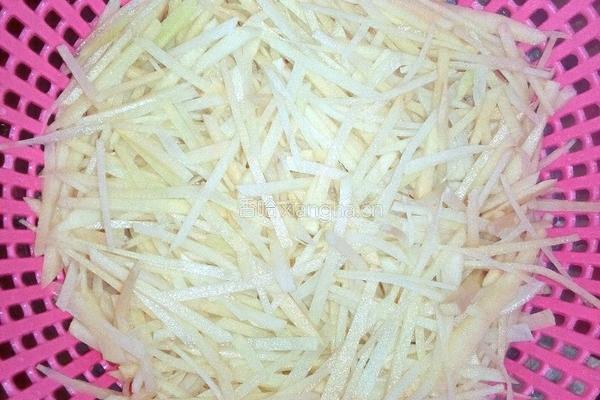 酸辣土豆丝的做法图解1